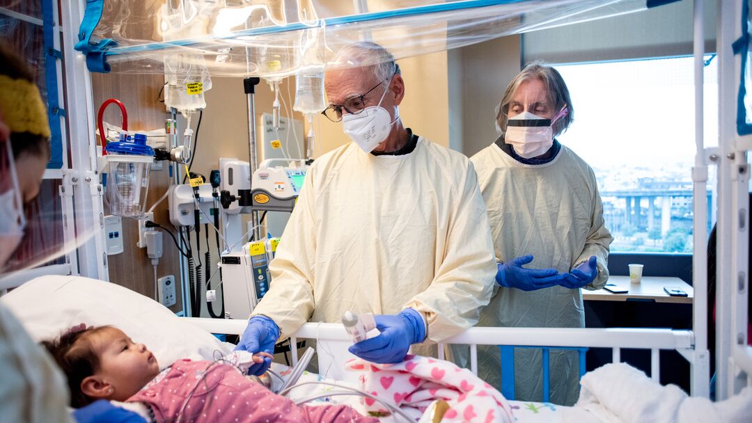 Pediatric immunologists Morton J. Cowan, MD, and Jennifer Puck, MD, work with the BCH team to perform a procedure on 10-month-old patient Luciana Moscoso Pareja to infuse her own gene-corrected stem cells into her body as a treatment for Artemis-SCID. The family of four, including the baby’s mother Gina Pareja Ponce de Leon, father Juan Moscoso Ponce, and older sister Sophie Moscoso Pareja, were flown from Peru by UCSF for the treatment. Photo Credit: Barbara Ries 